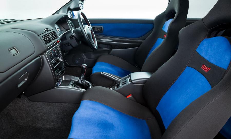 Интерьер Subaru Impreza 22B STi (196 of 400) 1998 года  (UK) (фото 10 из 32)